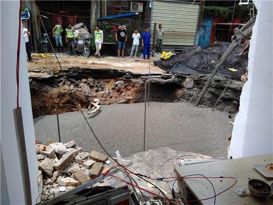 郑州迎来强降雨 饭店门前突然塌了两米深的大坑