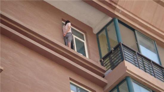 鄭州女子被騙15萬元 討債無果想要跳樓被救下