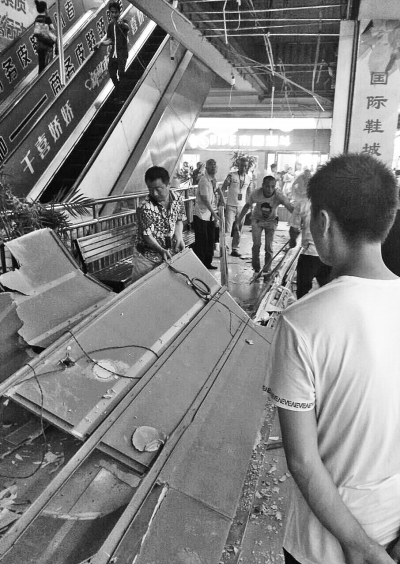 郑州鞋城天花板坠落伤人 商户以为地震赤脚奔