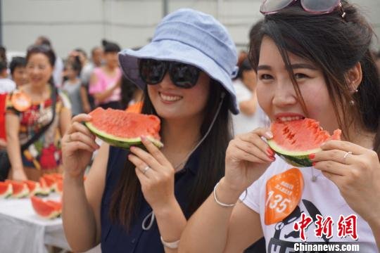 洛阳万人吃西瓜大赛 女神秒变大胃王(组图)