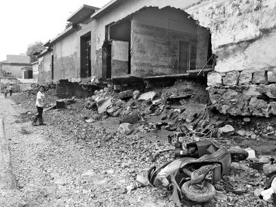 被洪水掏空的地基記者許俊文攝影