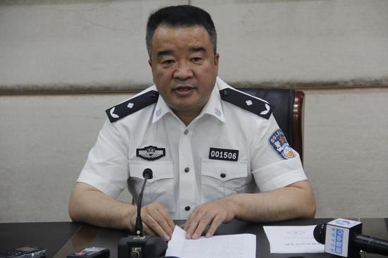 河南交警向环境污染车辆亮剑 查处各类交通违