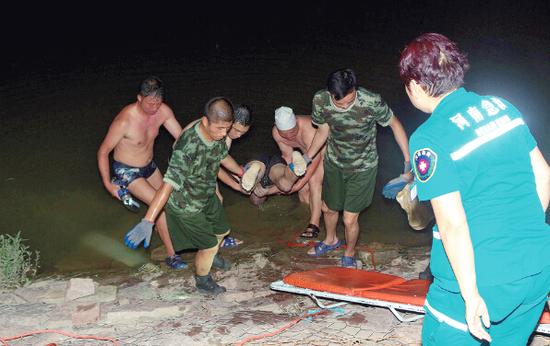 從下午奮戰到深夜，兩名溺水者都被找到 