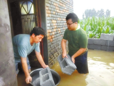 郭騫幫村民轉(zhuǎn)移物資