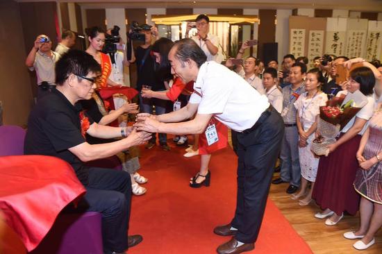 學生給朱教授端拜師酒