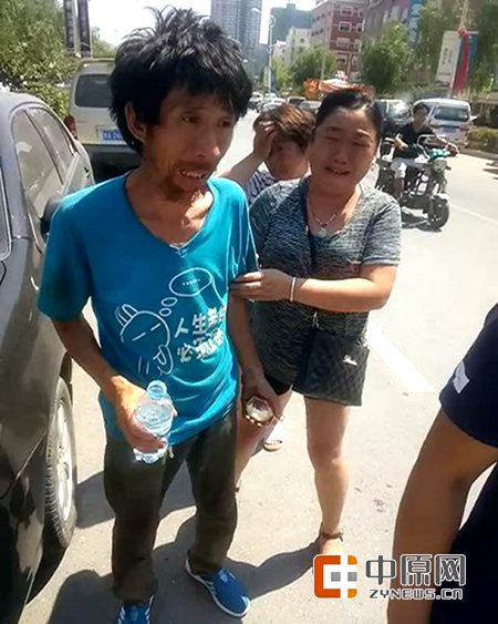 找到失散4个月的弟弟后，家人痛哭流涕。
