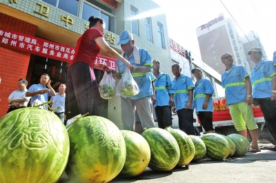 上萬斤愛心西瓜