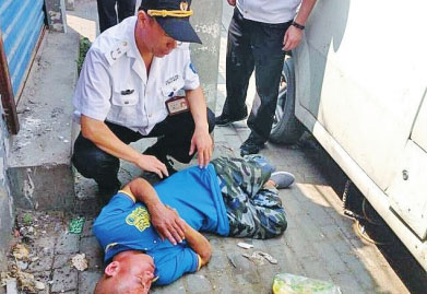 巡防員救助暈倒男子