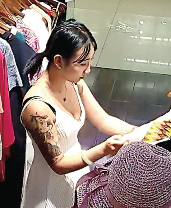 郑州街头的几个纹身又抽烟的女孩