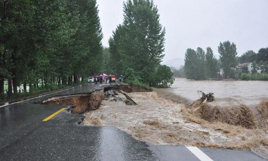 道路被洪水破坏