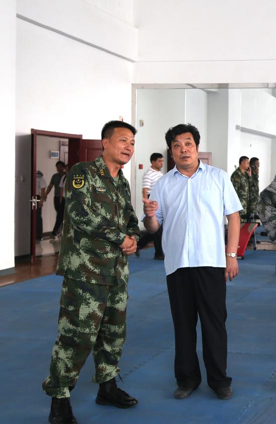 省檢察院開展“軍地檢察官進軍營”活動