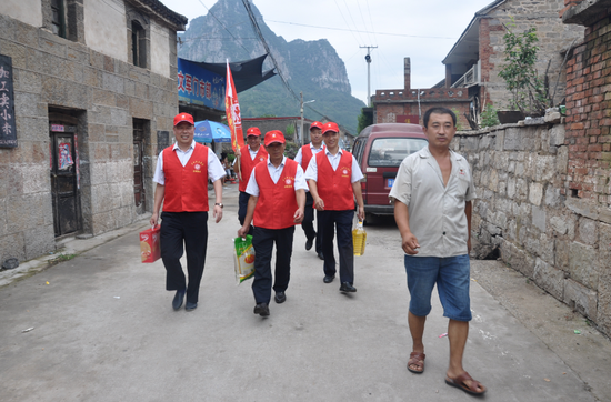 卫辉市农信联社:三举措情暖帮扶空巢老人和留