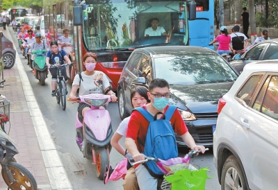 电动车和机动车同行