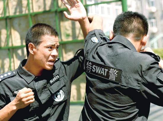 高溫下進(jìn)行格斗訓(xùn)練