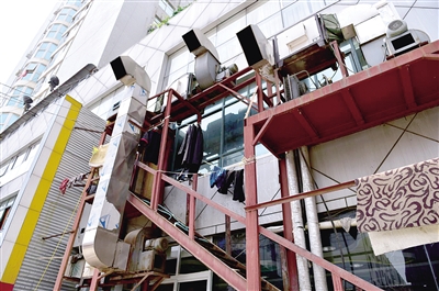 饭店后面仨大排气管 嗡嗡响还冒出奇怪气味