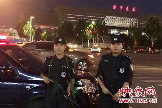 高铁东站的巡逻民警 