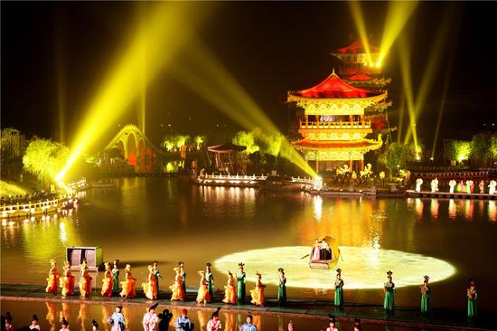 一輪明月映水中