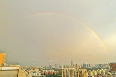 鄭東新區上空出現一條彩虹