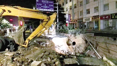 暴雨中道路塌方，有行人坠入坑中