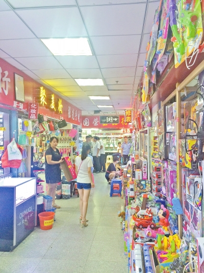 不少商戶門口擺放的貨物占?jí)毫讼劳ǖ? data-link=