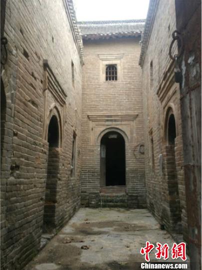 一處老宅的主屋和東西廂房均為二層樓，雖然院子不寬敞，卻高大緊湊，威嚴挺拔。　彭保紅 攝