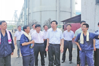 7月31日上午，永城市市长孟庆勇在薛湖煤矿选煤厂查看扬尘治理情况