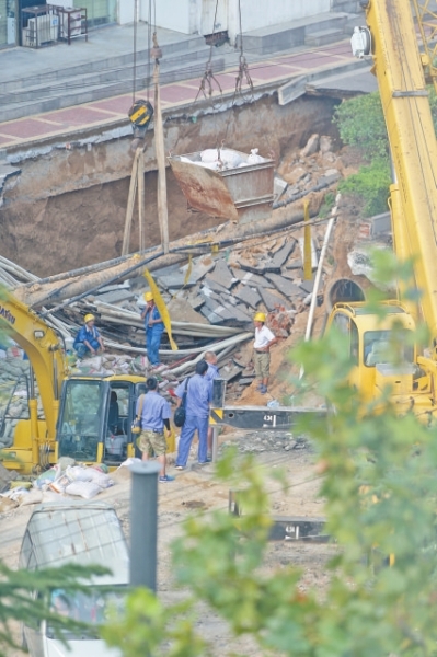 救援人員往現場運送沙袋