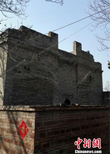 一處老屋的正面宛若一個堡壘，有天然的防盜防匪功能。