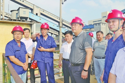7月21日，商丘市委常委、永城市委書記馬富國在陳四樓煤礦選煤廠查看揚塵治理情況