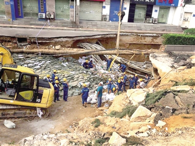  為防止發(fā)生次生災害，搶險人員用沙袋加固現場
