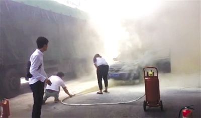 轿车路口突发自燃 BRT女站务长 持灭火器扑救