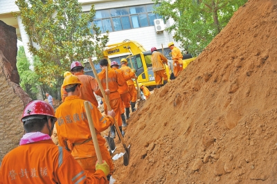 救援人員為搜尋失蹤者付出了艱苦努力