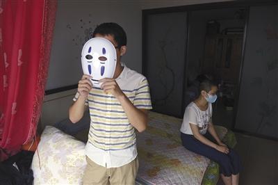 昨日,燕郊,黄德利和其男友张渤掬在租住的房间内。