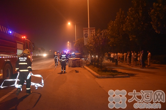 三輛車都摔倒在路邊