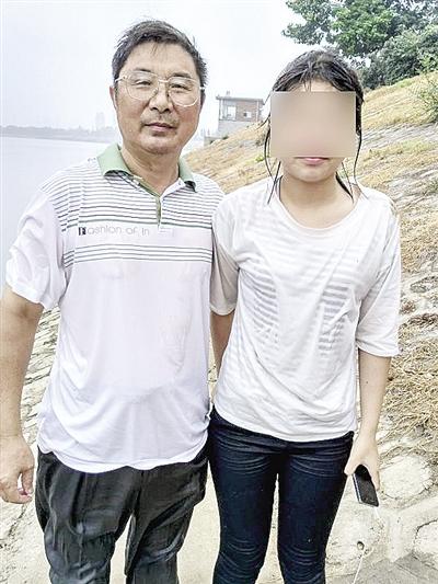 马宝光与获救女孩合影。(市民提供)