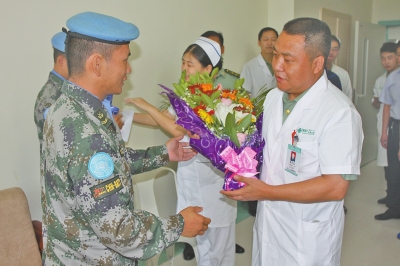 關節骨病科主任醫師為戰士送花