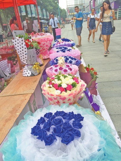 昨天七夕，不少情侶選擇了“在一起”，而商家一大早也將各種花擺到了攤位上