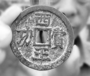 老汉为名商后裔 背一大包珍藏几十年古钱欲捐献
