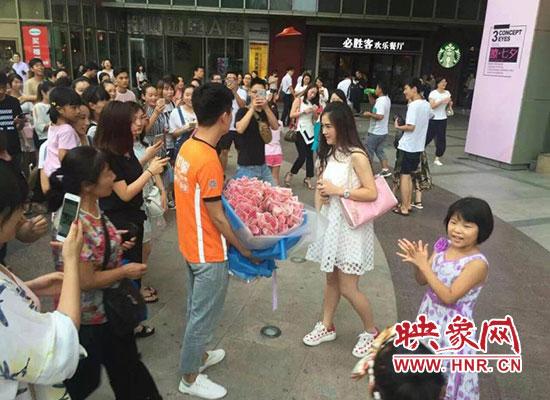 快遞小哥幫人送“錢花”