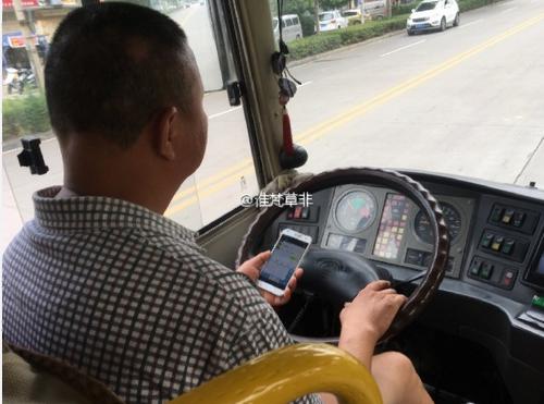 信阳公交司机穿拖鞋开车 行驶过程中低头打字