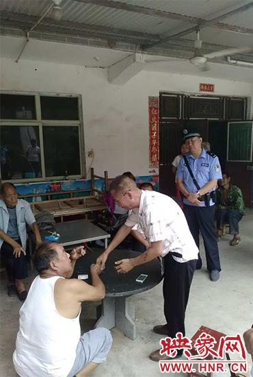 男子景區摘村民30個核桃被攔不讓走