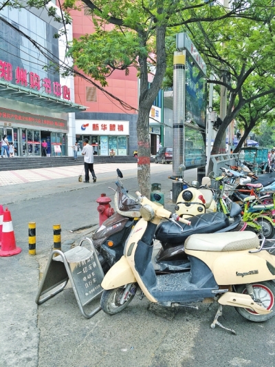 购书中心门前电动车占道情况严重