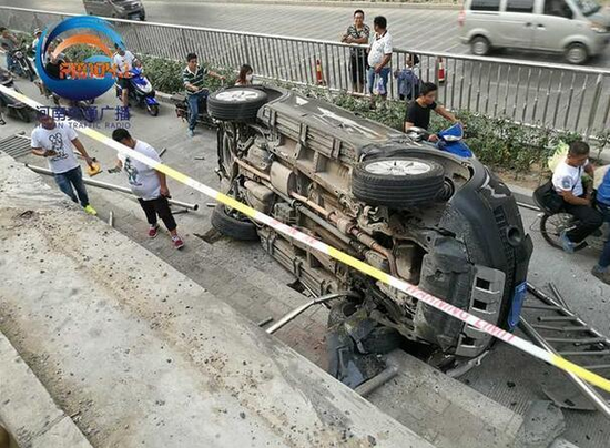 SUV從匝道掉到橋下