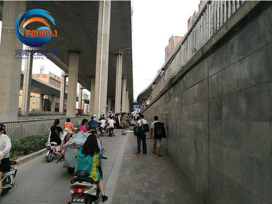 SUV從匝道掉到橋下