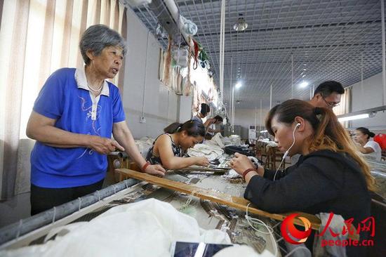 汴繡傳承人王素花在工作室指導徒弟