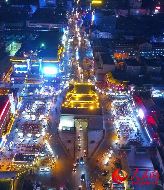 夜幕下的鼓樓夜市