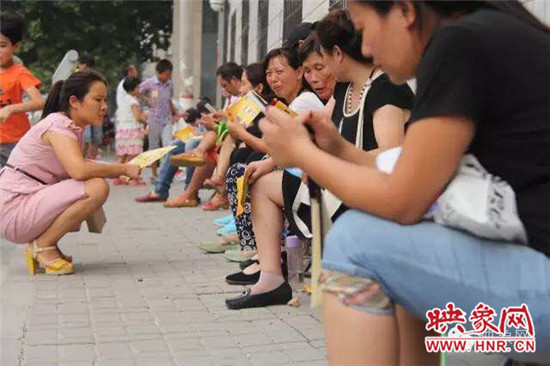 家长排队报名