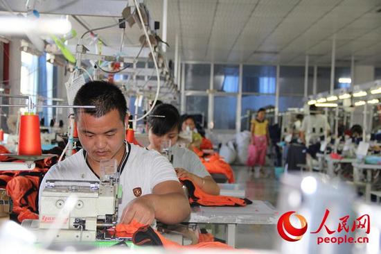 尉氏縣福甬服裝工業城的工人在忙碌