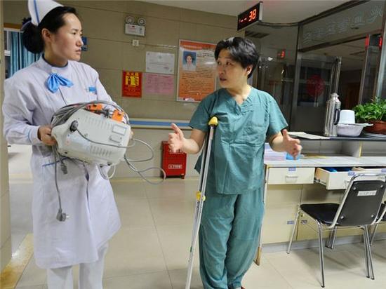 骨折女医生深夜拄拐杖坚持上手术台