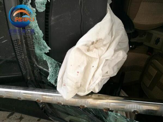 SUV從匝道掉到橋下